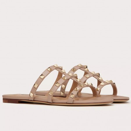 Valentino Garavani Rockstud Flat Sandals In Poudre Calfskin