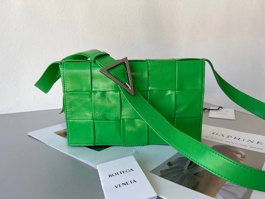 bo*te*ga Ve*ne*ta cassett bag in parakeet wrinkled calfskin