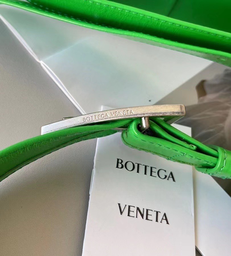 bo*te*ga Ve*ne*ta cassett bag in parakeet wrinkled calfskin