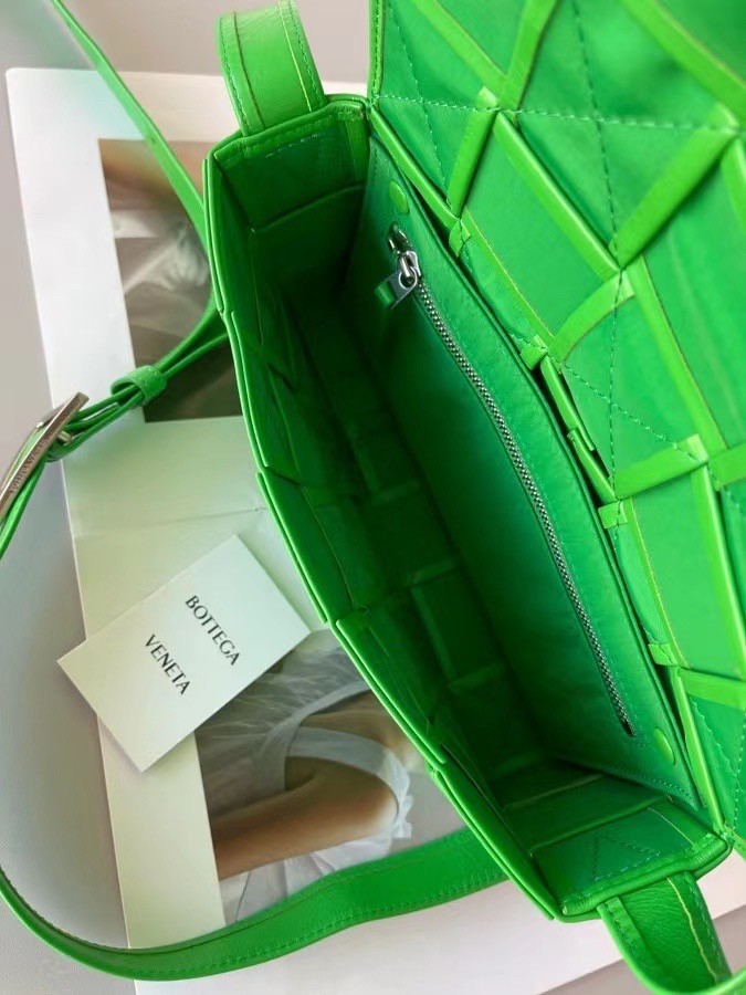 bo*te*ga Ve*ne*ta cassett bag in parakeet wrinkled calfskin