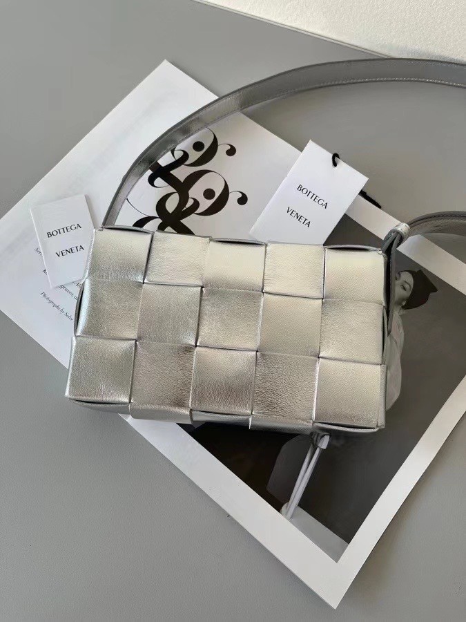 bo*te*ga Ve*ne*ta cassett bag in silver intrecciato lambskin