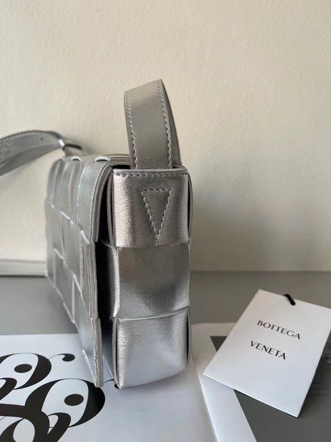 bo*te*ga Ve*ne*ta cassett bag in silver intrecciato lambskin
