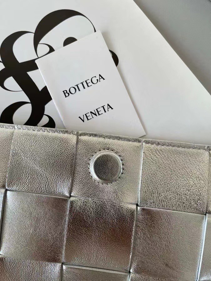 bo*te*ga Ve*ne*ta cassett bag in silver intrecciato lambskin