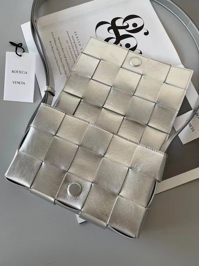 bo*te*ga Ve*ne*ta cassett bag in silver intrecciato lambskin