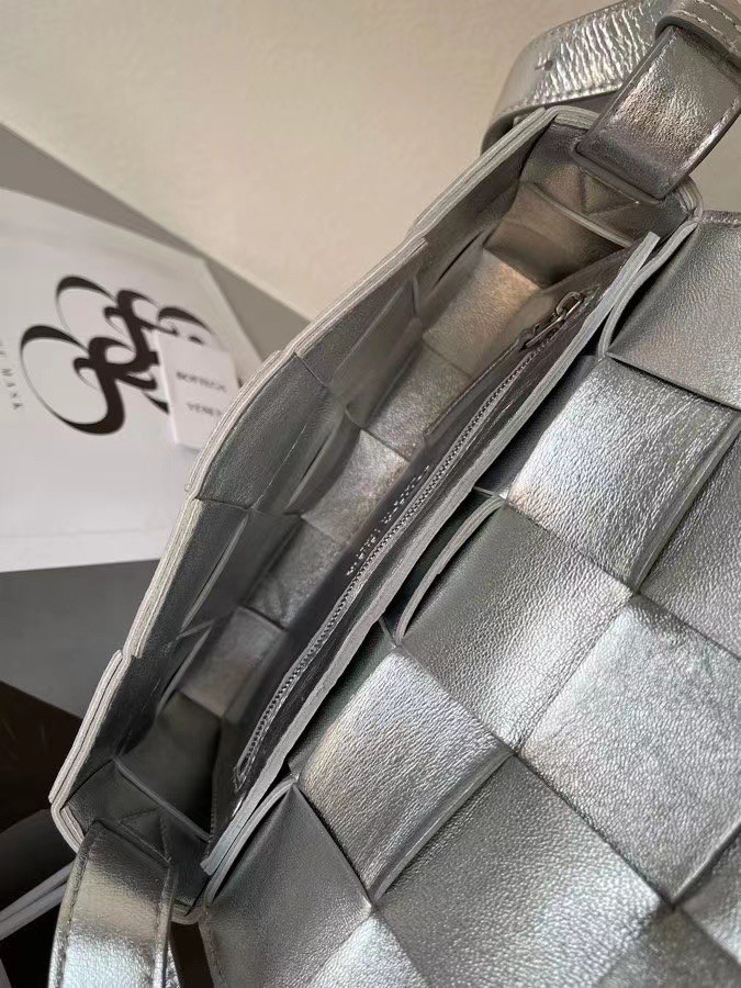 bo*te*ga Ve*ne*ta cassett bag in silver intrecciato lambskin