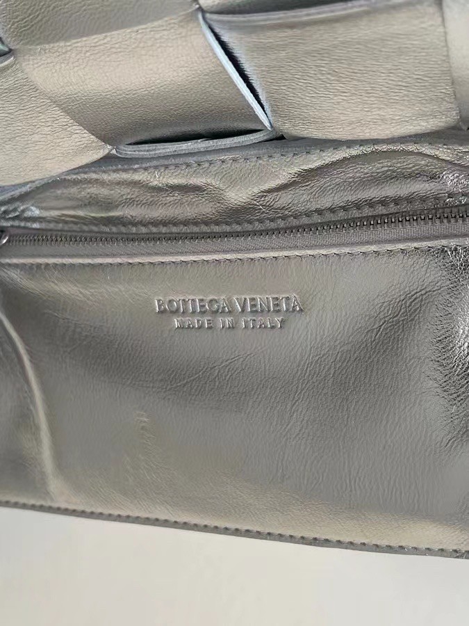 bo*te*ga Ve*ne*ta cassett bag in silver intrecciato lambskin