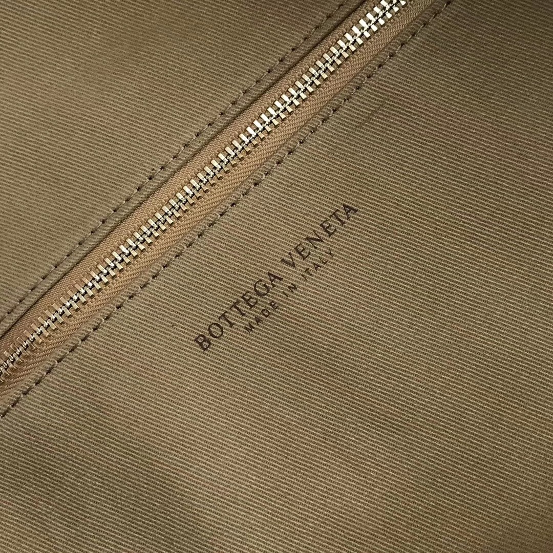 bo*te*ga Ve*ne*ta large bv jodie bag in grey woven suede