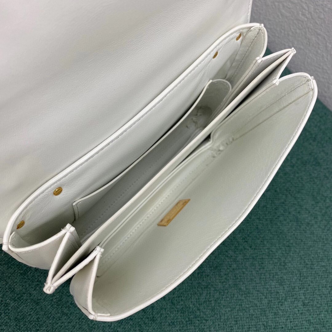 bo*te*ga Ve*ne*ta mount small bag in white calfskin