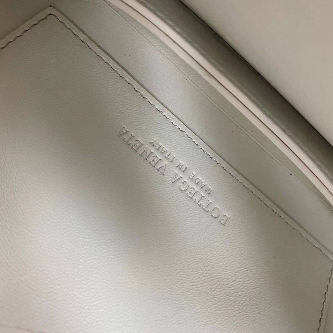 bo*te*ga Ve*ne*ta mount small bag in white calfskin