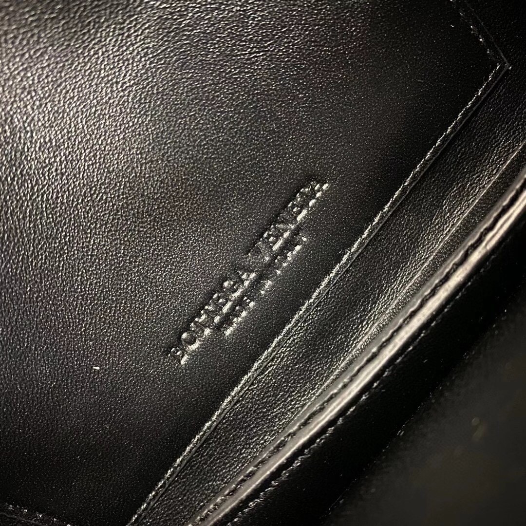 bo*te*ga Ve*ne*ta mount small bag in black leather