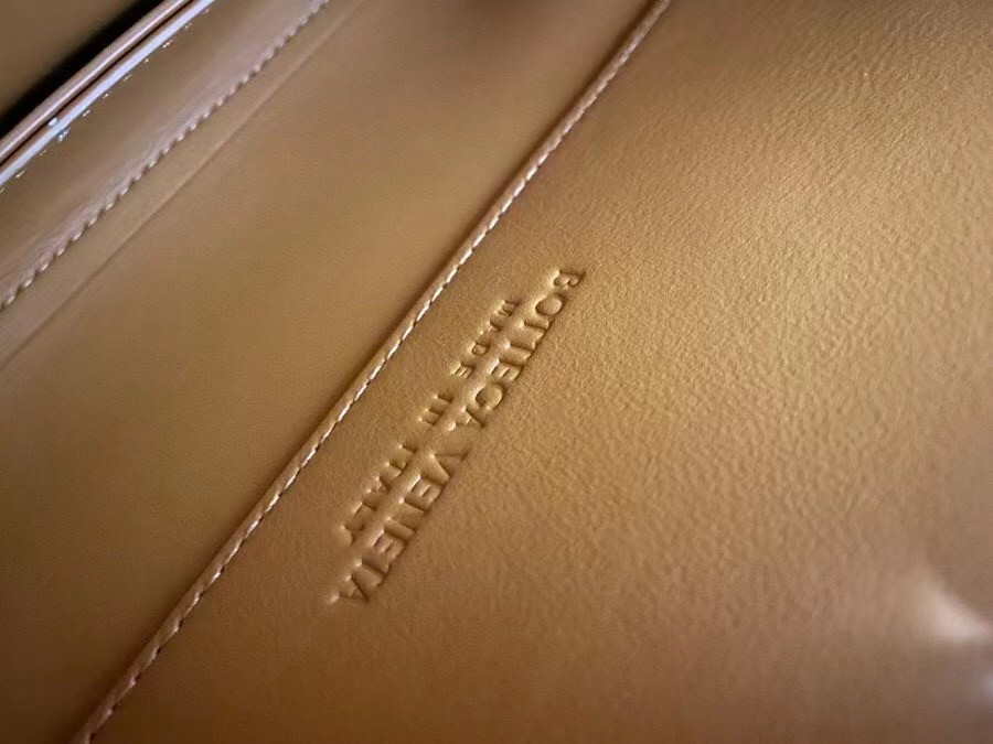 bo*te*ga Ve*ne*ta mount medium envelope bag in cob calfskin