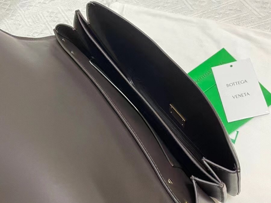 bo*te*ga Ve*ne*ta mount medium envelope bag in fondant calfskin