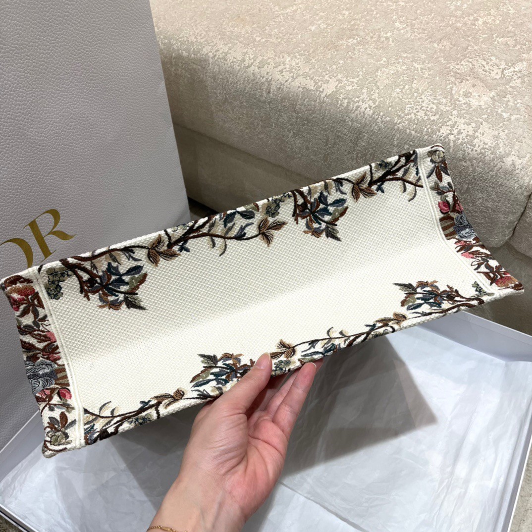 D*or large book tote bag in white jardin d