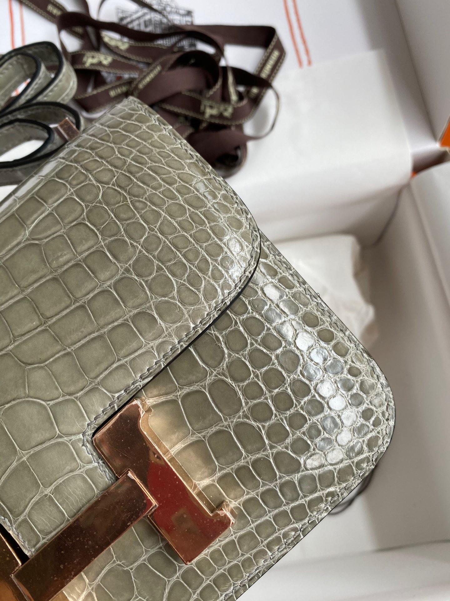 H**mes constance 18 handmade bag in grey shiny alligator leather