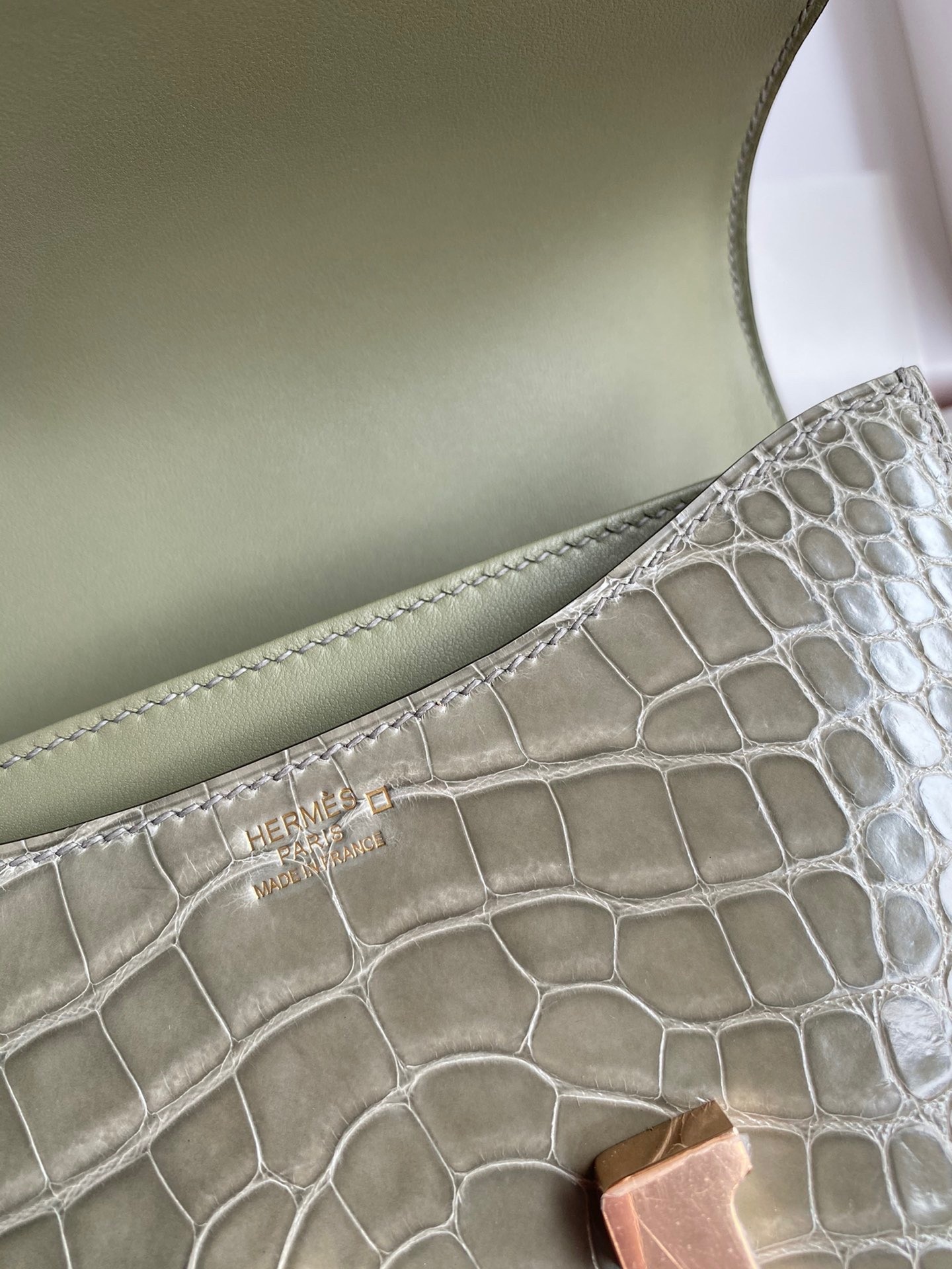 H**mes constance 18 handmade bag in grey shiny alligator leather