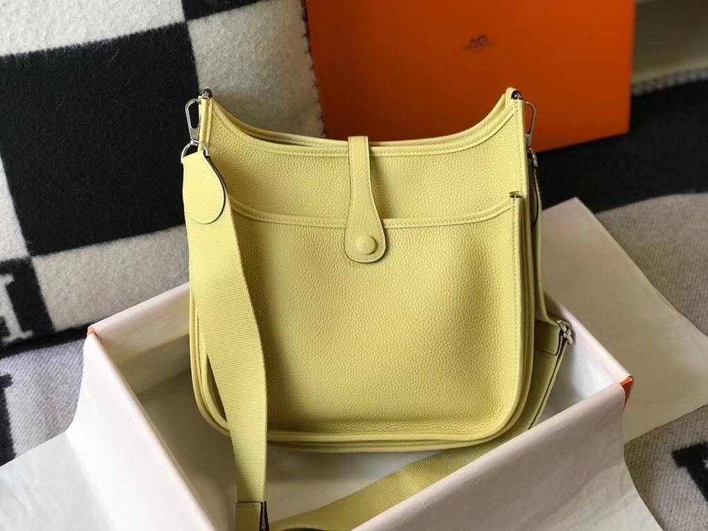 H**mes evelyne iii 29 pm bag in jaune poussin clemence leather