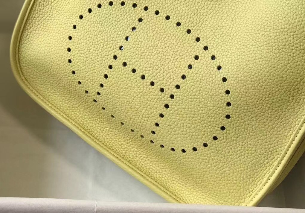 H**mes evelyne iii 29 pm bag in jaune poussin clemence leather