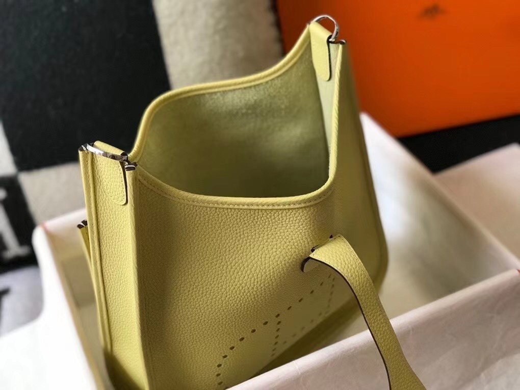 H**mes evelyne iii 29 pm bag in jaune poussin clemence leather
