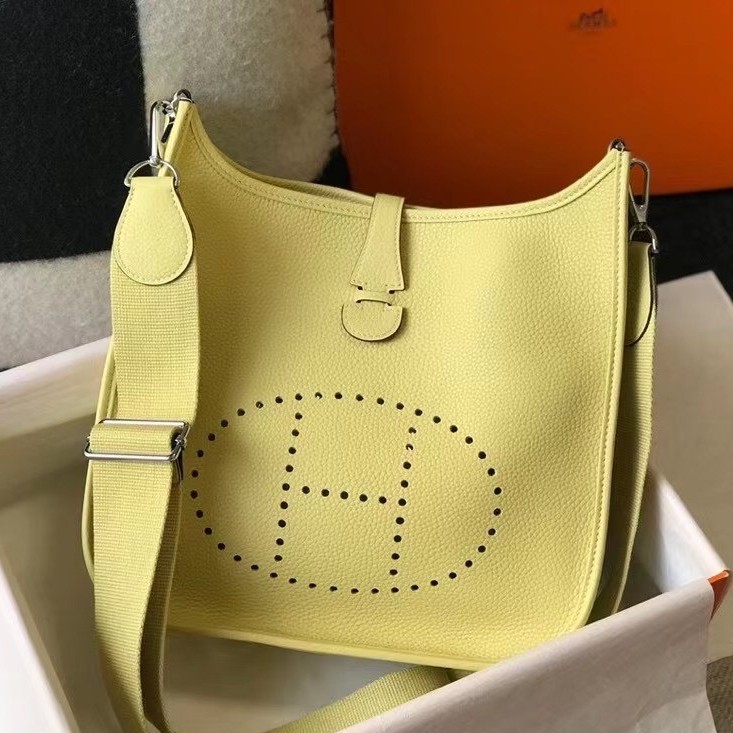 H**mes evelyne iii 29 pm bag in jaune poussin clemence leather