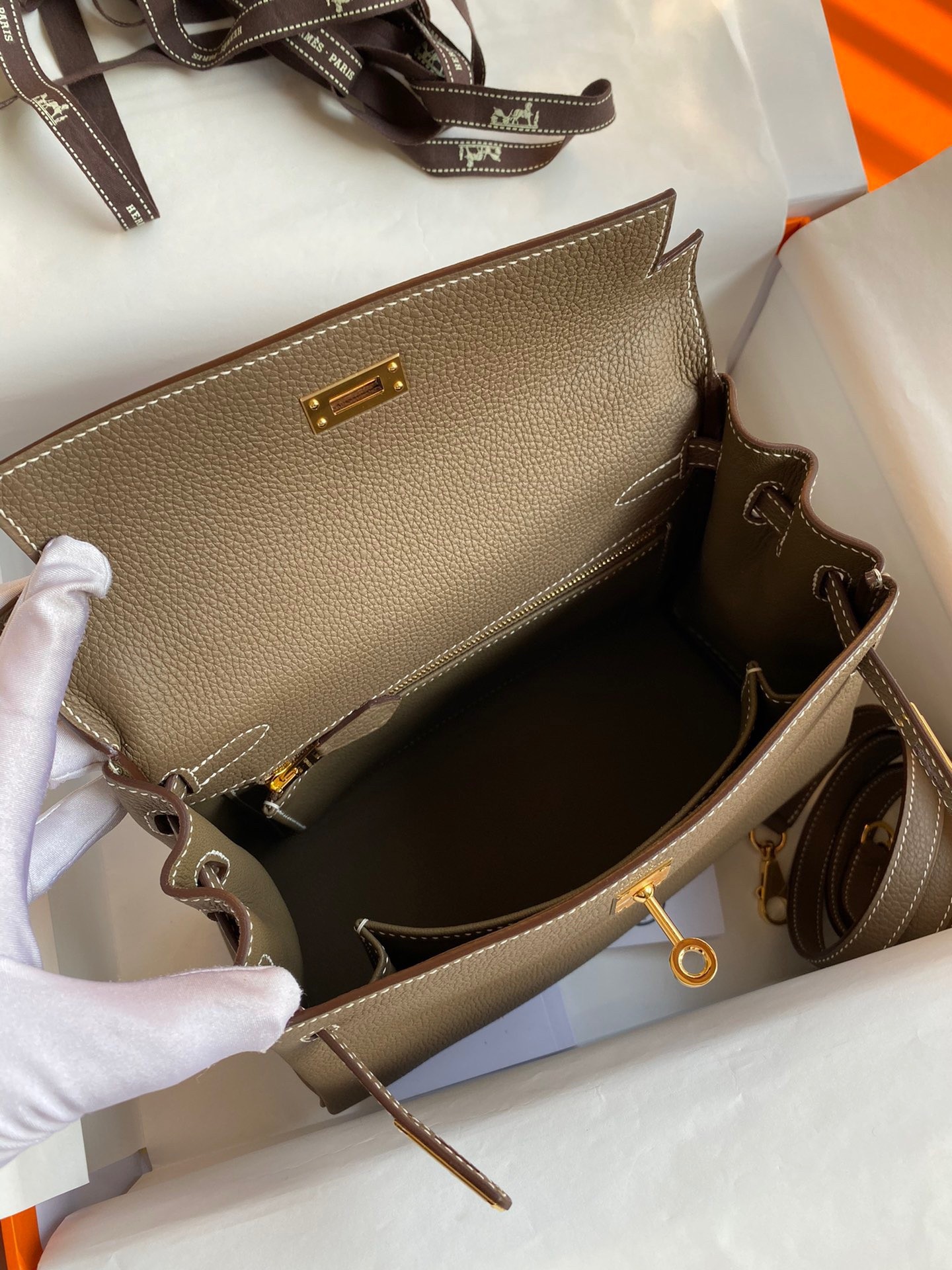 H**mes kelly retourne 25 handmade bag in taupe clemence leather