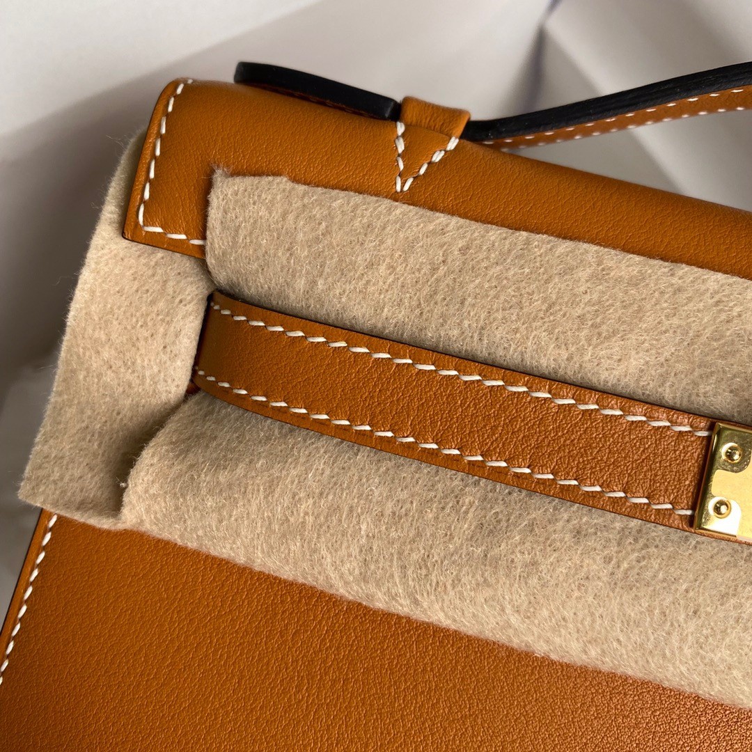 H**mes kelly pochette handmade bag in gold swift calfskin